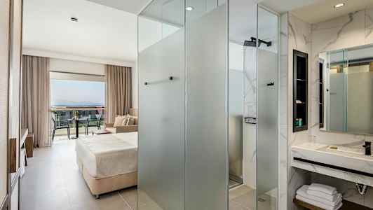 Moderne hotelværelse med udsigt til balkon. (AI-genereret tekst)