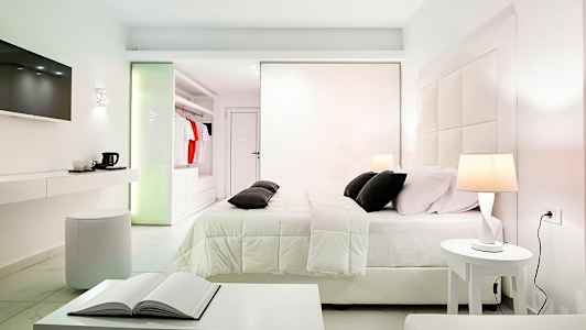 Et moderne hotelværelse med en behagelig dobbeltseng, moderne møbler og et klædeskab. (AI-genereret tekst)