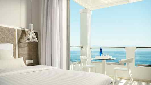 Hotelværelse med seng og terrasse med havudsigt. (AI-genereret tekst)