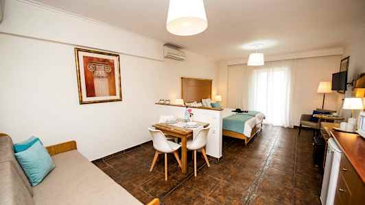 Et værelse med sovested, spisebord og sofa. (AI-genereret tekst)