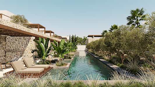 En udendørs swimmingpool omgivet af grønne områder og stenbygninger. (AI-genereret tekst)