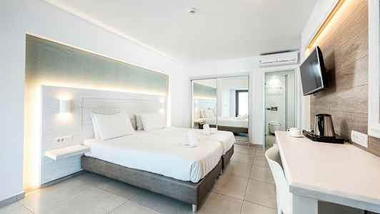 Moderne hotelværelse med to senge, skrivebord og spejle. (AI-genereret tekst)