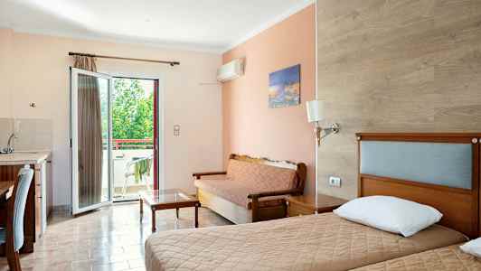 Hotelværelse med to enkeltsenge, en sovesofa og åbning mod en altan. (AI-genereret tekst)