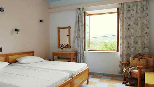 Et soveværelse med to senge, et skrivebord og en åben vindudsigt. (AI-genereret tekst)