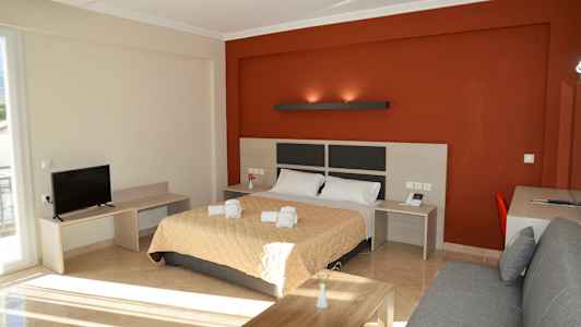 Et værelse med en seng, et skrivebord, en sofa og et fjernsyn. (AI-genereret tekst)