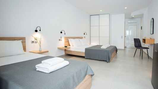 Hotelværelse med to senge og moderne indretning. (AI-genereret tekst)