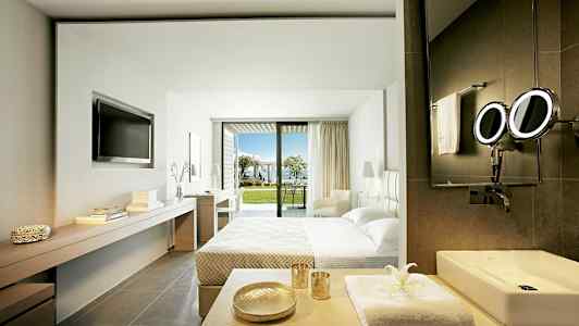 Moderne hotelværelse med udsigt over have og hav. (AI-genereret tekst)