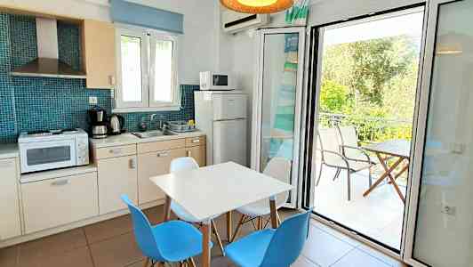 En lejlighed med køkken, spiseplads og altan. (AI-genereret tekst)