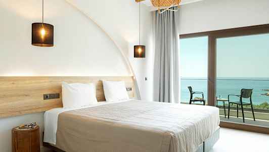 Dobbeltværelse med havudsigt og balkon. (AI-genereret tekst)