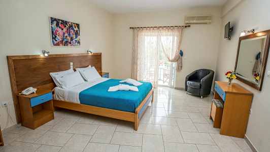 Et hotelværelse med en dobbeltseng, maleri over sengen, og glasdøre der fører til en balkon. (AI-genereret tekst)