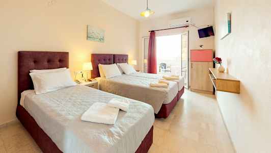 Et hotelværelse med to senge, natborde og en balkon. (AI-genereret tekst)