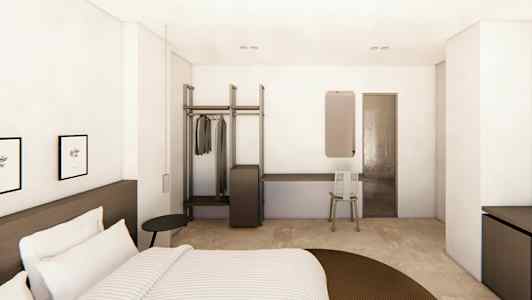 Et hotelværelse med en seng, en åben garderobe, et skrivebord med et spejl og en stol. (AI-genereret tekst)