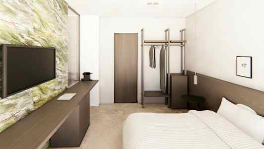 Veludstyret hotelværelse med en seng, tv, skrivebord og garderobe. (AI-genereret tekst)