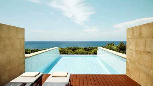 En infinitypool med udsigt over havet. (AI-genereret tekst)