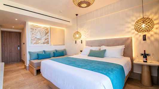 Hotelværelse med dobbeltseng og siddepladser. (AI-genereret tekst)