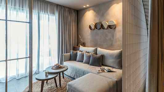 Moderne stue med sofa og sofabord. (AI-genereret tekst)