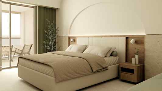 Et hotelværelse med en stor seng, natbord og altan. (AI-genereret tekst)