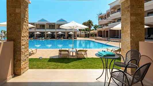 Billede af en hotelpool med liggestole og parasoller, set fra en terrasse med bord og stole. (AI-genereret tekst)