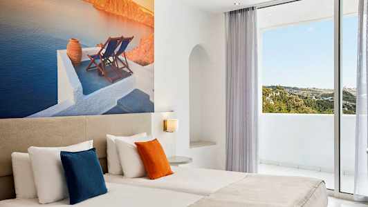 Hotelværelse med dobbeltseng og detaljer i hvid og beige farvestil. (AI-genereret tekst)