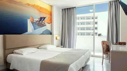 Hotelværelse med dobbeltseng, stort vægbillede af kystlandskab og altan med udsigt. (AI-genereret tekst)