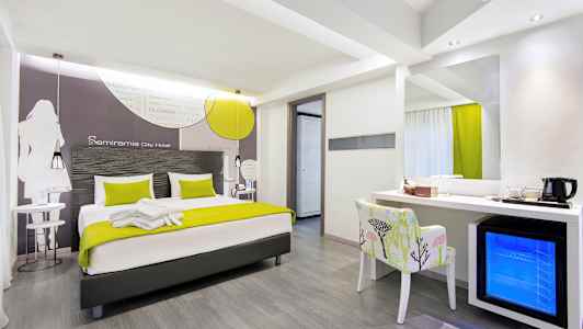 Moderne hotelværelse med dobbeltseng, skrivebord og køleskab. (AI-genereret tekst)