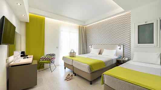 Hotelværelse med to enkeltsenge og moderne indretning. (AI-genereret tekst)