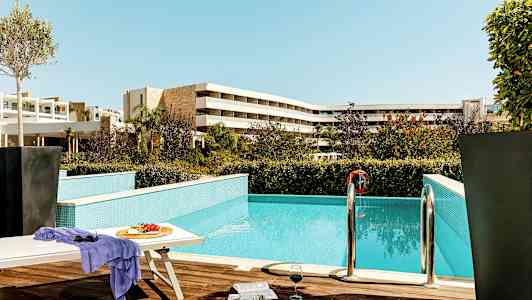 Udendørs område med pool, solseng, bord med frugt og glas samt hotelbygninger i baggrunden. (AI-genereret tekst)