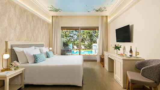 Hotelværelse med en dobbeltseng og udsigt til en pool gennem store glasdøre. (AI-genereret tekst)