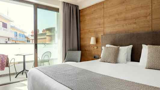 Dobbeltværelse med altan og udsigt. (AI-genereret tekst)