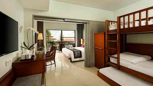 Hotelværelse med køjeseng, dobbeltseng og altan. (AI-genereret tekst)