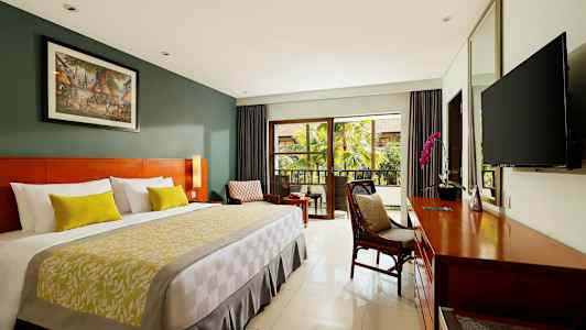 Dobbeltværelse med moderne indretning og balkon. (AI-genereret tekst)