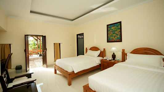 Hotelværelse med to senge og en glasdør, der fører til en terrasse. (AI-genereret tekst)