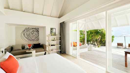 Lyst hotelværelse med moderne indretning og havudsigt. (AI-genereret tekst)