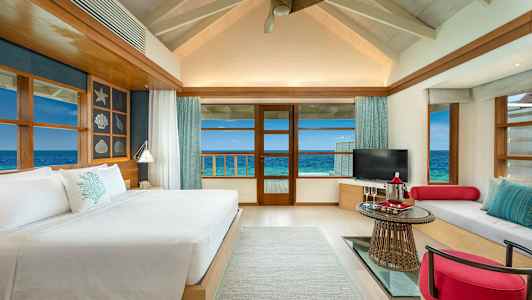 Billede af et moderne soveværelse med havudsigt. (AI-genereret tekst)