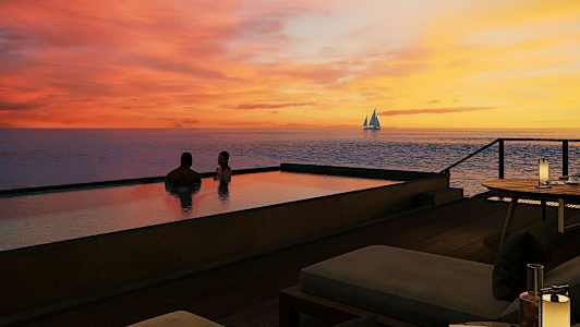 To personer sidder i en infinitypool ved solnedgangen med en sejlbåd på havet i baggrunden. (AI-genereret tekst)