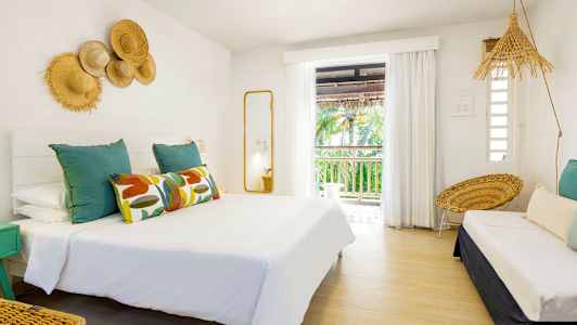 Moderne soveværelse med dekorative vægpynt og udsigt. (AI-genereret tekst)