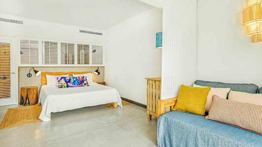 Hotelværelse med en seng og sofa. (AI-genereret tekst)