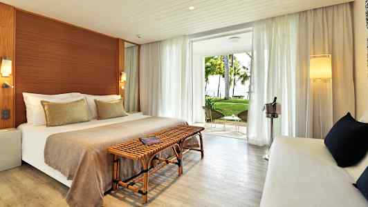 Dobbeltværelse med møbler af træ og adgang til haven. (AI-genereret tekst)