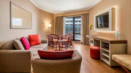 Moderne hotelværelse med siddeområde og indretning. (AI-genereret tekst)