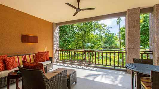 En terrasse med siddepladser og udsigt over grønne omgivelser. (AI-genereret tekst)