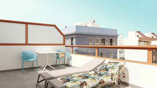 En balkon med liggestole, et bord og stole med udsigt over bygninger. (AI-genereret tekst)