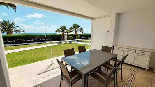 En møbleret terrasse med havudsigt. (AI-genereret tekst)