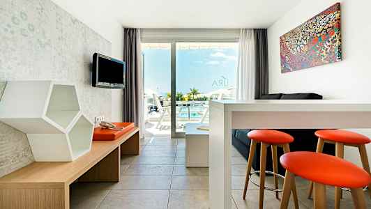 Moderne indretning med udsigt over en pool gennem vinduet. (AI-genereret tekst)