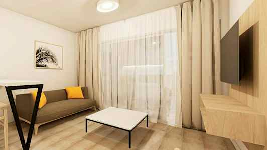 En stue med en brun sofa og to gule puder, et glasbord, plankegulv og beige gardiner foran vinduet. (AI-genereret tekst)