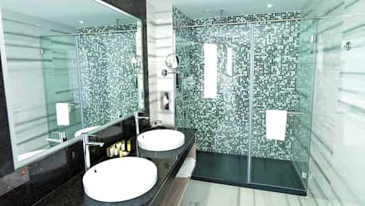 Moderne badeværelse med to håndvaske og bruser (AI-genereret tekst)