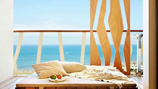 Solstol på en altan med udsigt over havet. (AI-genereret tekst)