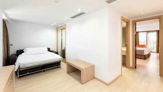 Værelse med sovesofa og adgang til soveværelse og badeværelse. (AI-genereret tekst)