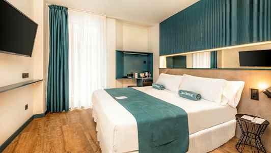 Et moderne hotelværelse med en dobbeltseng, vægmonteret TV og minimalistisk indretning. (AI-genereret tekst)