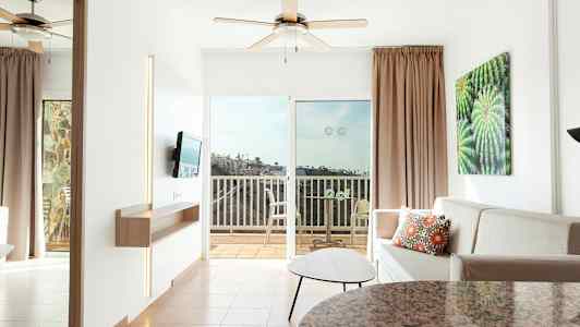 Moderne indrettet hotelværelse med altan. (AI-genereret tekst)