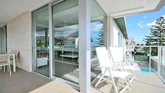 Altan med havemøbler og udsigt over omgivelserne. (AI-genereret tekst)